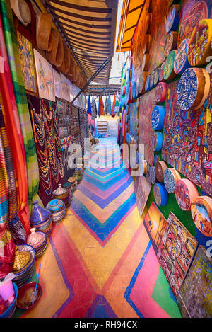 Bunt bemalten Straße in der Medina, der Altstadt von Fes. Die antike Stadt und die älteste Hauptstadt und eine der vier Königsstädte Marokkos. Stockfoto