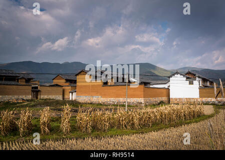 Dorf und Ackerland in der Nähe von Shaxi, einer historischen Stadt, Yunnan, China Stockfoto