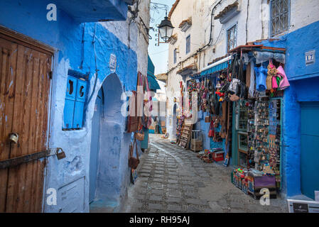 Schöne Aussicht auf die blaue Stadt in der Medina. Traditionelle marokkanische architektonischen Details und bemalten Häuser in Tanger, Marokko. Straße mit Tür Stockfoto