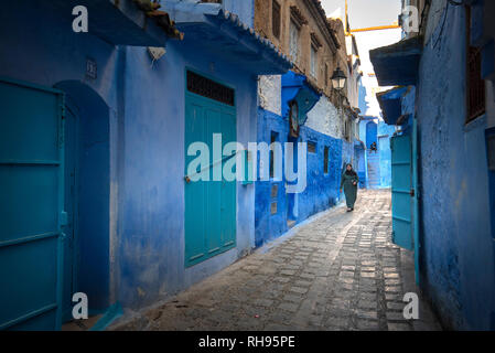 Schöne Aussicht auf die blaue Stadt in der Medina. Traditionelle marokkanische architektonischen Details und bemalten Häuser in Tanger, Marokko. Straße mit Tür Stockfoto