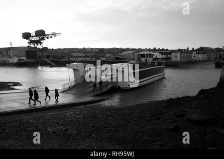 Die schwimmende Brücke Kette Fähre, River Medina, East Cowes, Isle of Wight, England, UK. Stockfoto