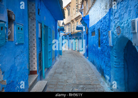 Schöne Aussicht auf die blaue Stadt in der Medina. Traditionelle marokkanische architektonischen Details und bemalten Häuser in Tanger, Marokko. Straße mit Tür Stockfoto