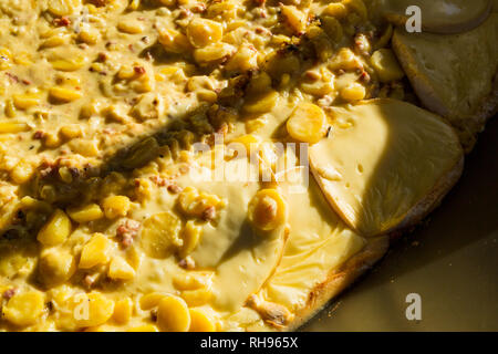 Traditionelle Schweizer geschmolzenen Käse essen mit becon und Kartoffeln Stockfoto