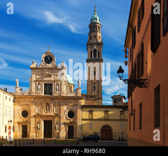 Blick auf den Glockenturm und Fassade der Kirche San Giovanni Evangelista, Parma, Italien Stockfoto