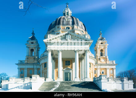 Winterlandschaft mit Basilika Superga in sonniger Tag, Turin, Italien Stockfoto