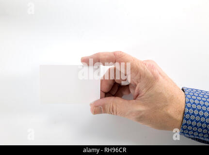 Hand, die leere weiße Business Card Design auf weißem Hintergrund Stockfoto