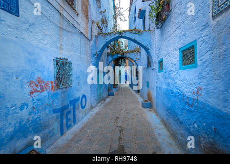 Schöne Aussicht auf die blaue Stadt in der Medina. Traditionelle marokkanische architektonischen Details und bemalten Häuser in Tanger, Marokko. Straße mit Tür Stockfoto