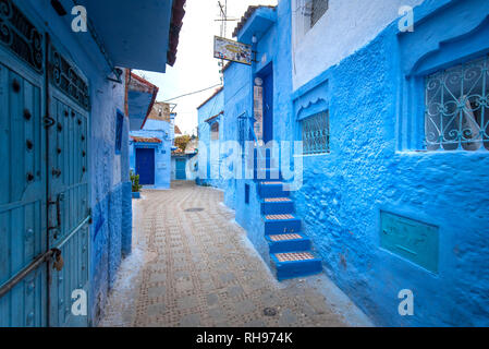 Schöne Aussicht auf die blaue Stadt in der Medina. Traditionelle marokkanische architektonischen Details und bemalten Häuser in Tanger, Marokko. Straße mit Tür Stockfoto