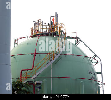 Benzin Tanker Öl Raffinerie auf weißem Hintergrund. Stockfoto