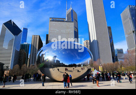 "Cloud Gate' aka der Bean, eine öffentliche Skulptur des britischen Künstlers Anish Kapoor in der AT&T Plaza in Schleife von Chicago. IL. USA hergestellt Stockfoto