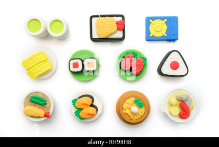 Blick auf miniatur Spielzeug Japan Food auf weißem Hintergrund. Ansicht von oben. Flach. Stockfoto