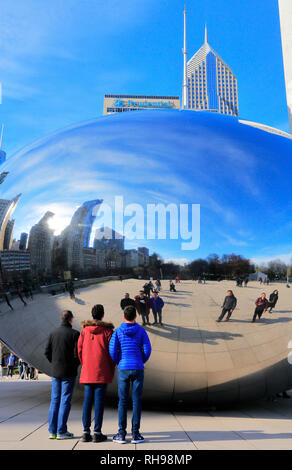 Besucher in Fotos vor der Cloud Gate aka der Bean ist in AT&T Plaza. Loop von Chicago, Illinois/USA. Stockfoto