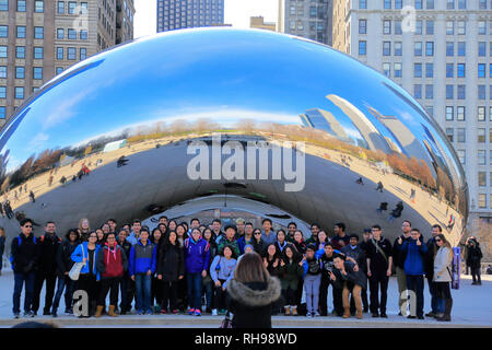 Besucher in Fotos vor der Cloud Gate aka der Bean ist in AT&T Plaza. Loop von Chicago, Illinois/USA. Stockfoto