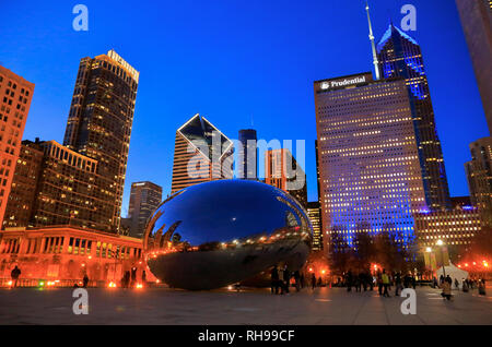 Die nacht Blick auf Cloud Gate aka die Bohne von Mikhail britische Künstler Anish Kapoor in AT&T Park in Millennium Park. Chicago Illinois USA. Stockfoto