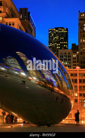 Eine geschlossene bis Nacht Blick auf die Skyline von Chicago Reflexion über Cloud Gate aka der Bean mit Anish Kapoor Mikhail im Millennium Park. Chicago Illinois USA. Stockfoto