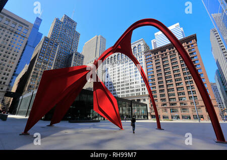 Roter stahl Skulptur Flamingo (1974) byAlexander Calder in Federal Center Plaza in der Innenstadt von Chicago, Illinois/USA. Stockfoto