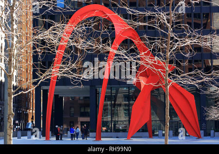 Roter stahl Skulptur Flamingo (1974) byAlexander Calder in Federal Center Plaza in der Innenstadt von Chicago, Illinois/USA. Stockfoto