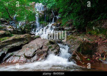 Wasserfall im Botanischen Garten in den National Park von Phong Nha Ke Bang, Vietnam. Stockfoto