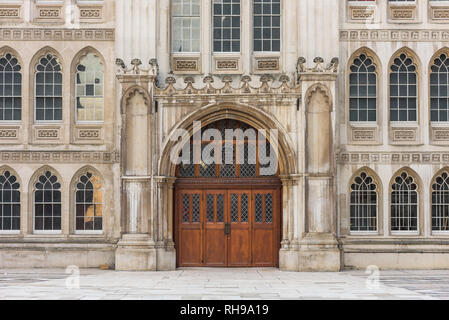 Detail der Eingang und Fassade der Guildhall, ein Grad I - denkmalgeschützte Gebäude in der Innenstadt von London. Stockfoto