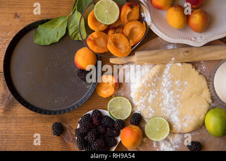 Vorbereitung einer Obst Torte auf einem hölzernen Hintergrund Stockfoto