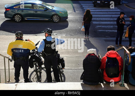 Fahrrad Patrouille der Polizei beobachten, der Michigan Avenue auf dem Bürgersteig. Chicago. Illinois. USA Stockfoto