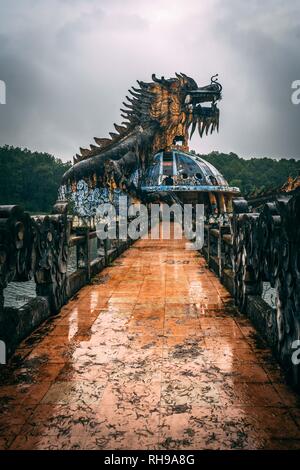 Dunkle Tourismus Attraktion Ho Thuy Tien aufgegeben Waterpark, in der Nähe von Hue City, Central Vietnam, Südostasien. Berühmte Drachen Statue in der Mitte des Th Stockfoto