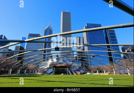 Die Tagesansicht des Jay Pritzker Pavilion in Millennium Park mit Wolkenkratzern und die Skyline von Chicago im Hintergrund. Chicago Illinois USA. Stockfoto