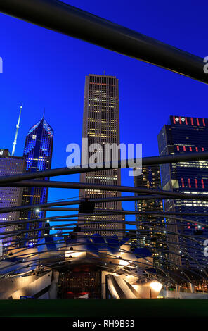 Die Nacht von Sicht von Jay Pritzker Pavilion in Millennium Park mit Wolkenkratzern und die Skyline von Chicago im Hintergrund. Chicago Illinois USA. Stockfoto