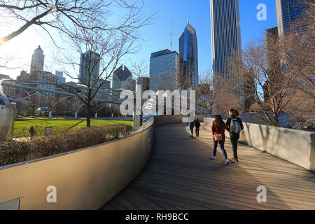 BP Fußgängerbrücke von Frank Gehry mit Chicagos Wolkenkratzer im Hintergrund konzipiert. Chicago Illinois USA. Stockfoto