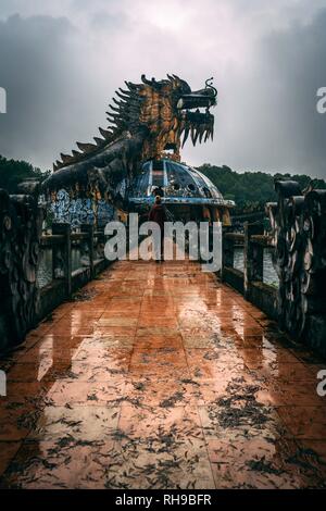 Dunkle Tourismus Attraktion Ho Thuy Tien aufgegeben Waterpark, in der Nähe von Hue City, Central Vietnam, Südostasien. Berühmte Drachen Statue in der Mitte des Th Stockfoto