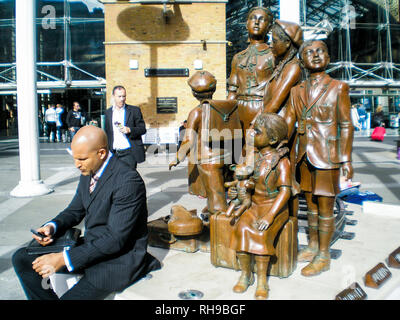 Die kindertransport Statue an der Liverpool Street Station, London, England, Vereinigtes Königreich Stockfoto