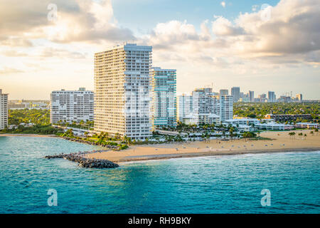 Fort Lauderdale, Florida. Beliebter Aussichtspunkt am Strand zu sehen die Kreuzfahrtschiffe vorbeifahren. Stockfoto