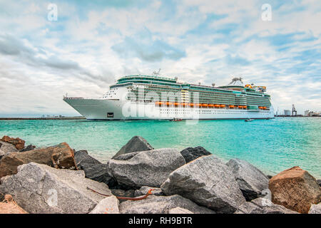 Kreuzfahrtschiff im Hafen von Fort Lauderdale, Florida. Stockfoto