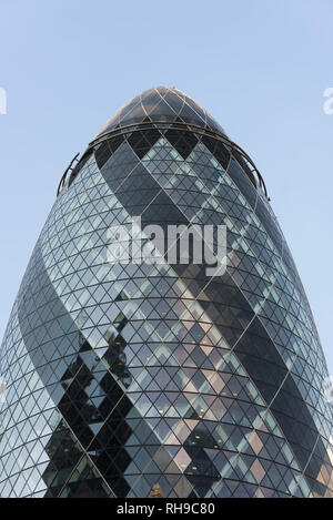 Nahaufnahme der 30 St Mary Axe, informell als The Gherkin, kommerzielle Wolkenkratzer in London's Primary Financial District bekannt, die Stadt London. Stockfoto
