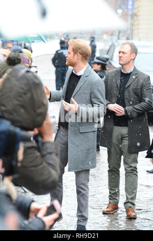 Der Herzog von Sussex" Prinz Harry" bei ihrem Besuch in Bristol zu sehen. Ihre Königlichen Hoheiten, Mitgliedern der Öffentlichkeit, da sie an der Bristol Old Vic angekommen. Stockfoto