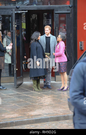 Der Herzog von Sussex" Prinz Harry' und der Herzogin von Sussex bin eghan" bei ihrem Besuch in Bristol zu sehen. Ihre Königlichen Hoheiten, Mitgliedern der Öffentlichkeit, da sie an der Bristol Old Vic angekommen. Stockfoto