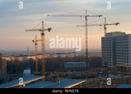 Baukräne bei Sonnenaufgang mit der berühmten Skyline von zentralen Wien Stockfoto