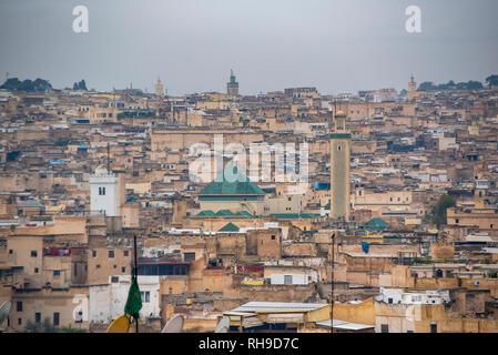 FES, MAROKKO. Blick auf die Universität von Al Quaraouiyine oder die Al-Karaouine Moschee - die älteste bekannte Universität der Welt, die sich in der Medina befindet. Stockfoto