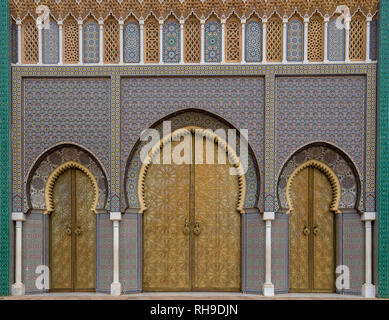 Schöne Details Bab Majzen Tür der reich verzierten goldenen Metall an den Toren zu den Königlichen Palast in Fes, Marokko (Fes). Griffe oder Klopfer Stockfoto