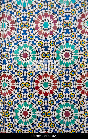 Detail der reich verzierte Mosaik auf den Toren an den königlichen Palast in Fes, Marokko (FES). Verziert geometrische Muster der Dar al-Makhzen Stockfoto