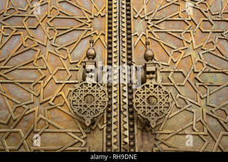 Schöne Details Bab Majzen Tür der reich verzierten goldenen Metall an den Toren zu den Königlichen Palast in Fes, Marokko (Fes). Griffe oder Klopfer Stockfoto