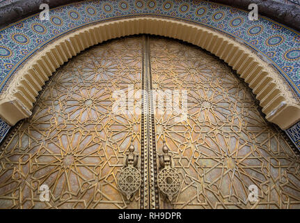 Schöne Details Bab Majzen Tür der reich verzierten goldenen Metall an den Toren zu den Königlichen Palast in Fes, Marokko (Fes). Griffe oder Klopfer Stockfoto