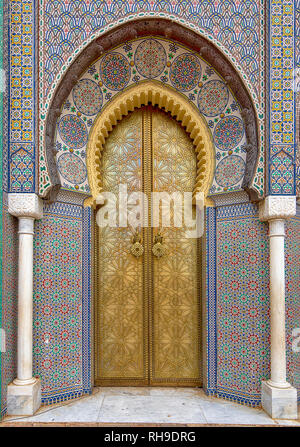 Schöne Details Bab Majzen Tür der reich verzierten goldenen Metall an den Toren zu den Königlichen Palast in Fes, Marokko (Fes). Griffe oder Klopfer Stockfoto