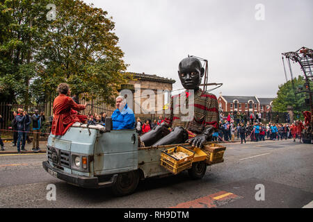 Kleiner Junge Riese Pässe Kathedrale, Liverpool's Dream Stockfoto