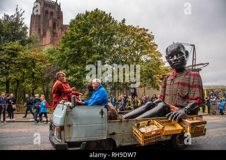 Kleiner Junge Riese Pässe Kathedrale, Liverpool's Dream Stockfoto