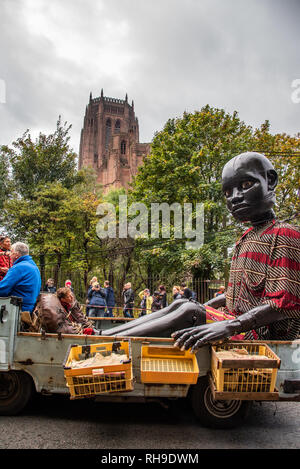 Kleiner Junge Riese Pässe Kathedrale, Liverpool's Dream Stockfoto