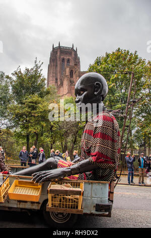 Kleiner Junge Riese Pässe Kathedrale, Liverpool's Dream Stockfoto