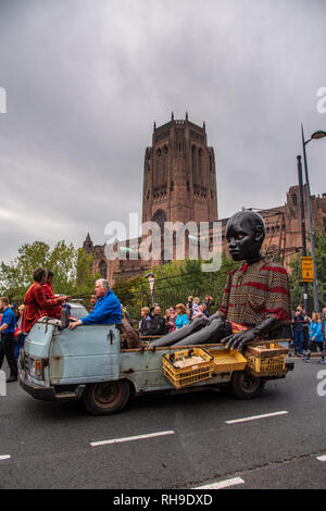 Kleiner Junge Riese Pässe Kathedrale, Liverpool's Dream Stockfoto