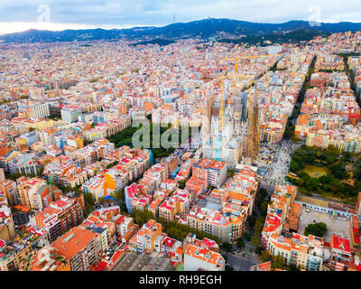 Moderne urbane Landschaft in Barcelona, Panoramablick vom Dröhnen der Eixample Sagrada Familia Stockfoto