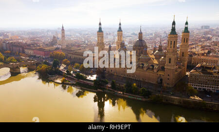 Luftaufnahme von Zaragoza mit Cathedral-Basilica Unserer Lieben Frau von der Säule am Ufer des Ebro, Spanien Stockfoto